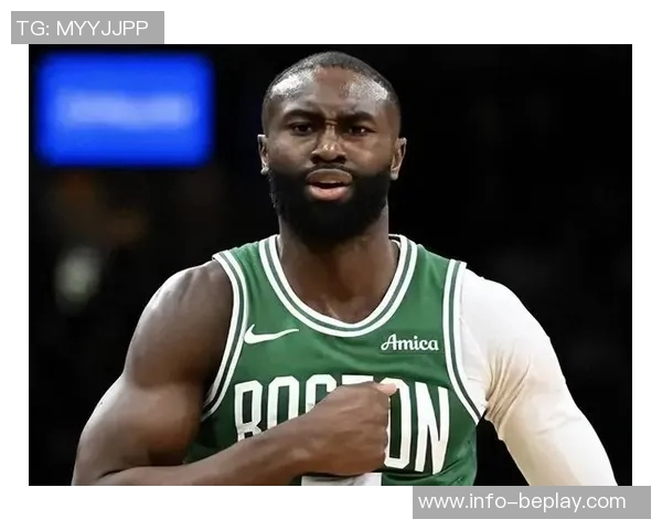 杰伦布朗表现平平18投9中贡献26分8篮板4助攻2抢断罚球命中率尚可